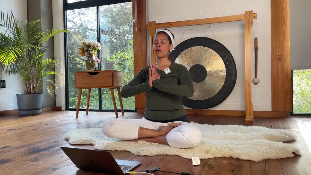 Atmósfera de una clase de Kundalini Yoga en Radiante